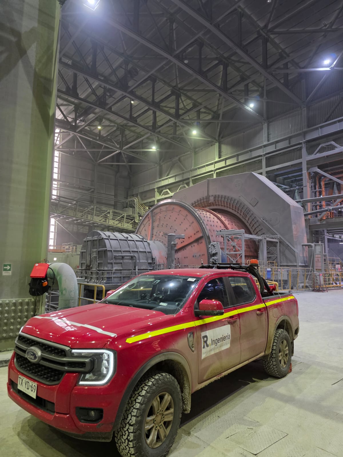 Camioneta de R Ingeniería dentro de una planta de procesamiento